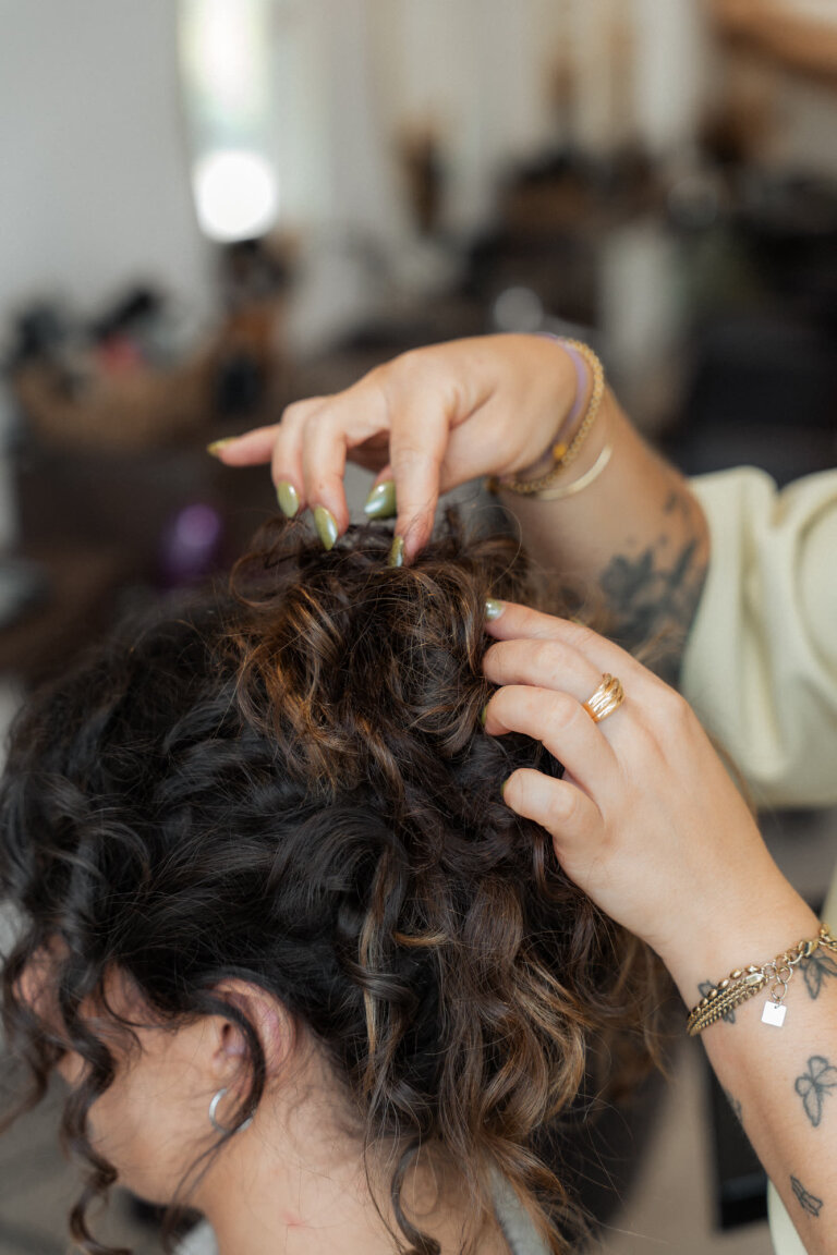 Laurette réalise un chignon rapide sur cheveux bouclés